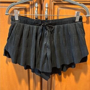 Free People Black Pleated Shorts. Size: S